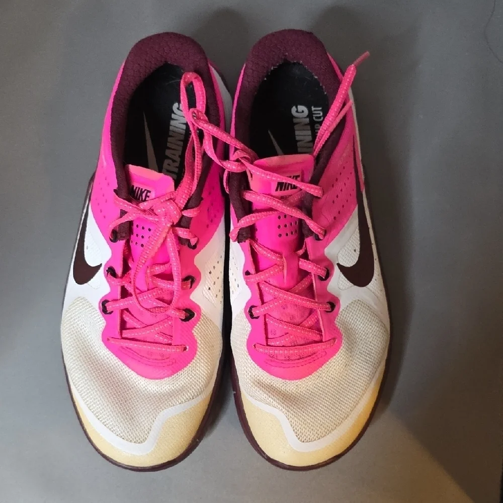 Nike Metcon 2 FlywireWomen's Fuchsia and Cream Athletic Shoes Size 6.5